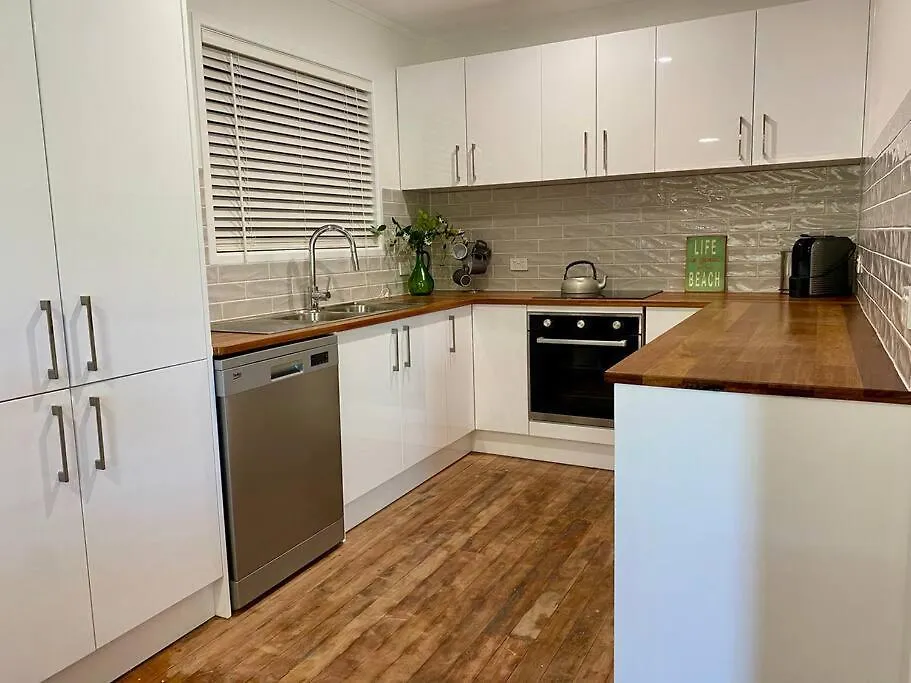 Bare Foot & Beachy On Binya! Pet Friendly House Gold Coast Holiday home